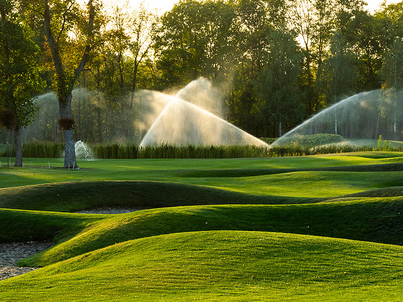 Golfplatz wird bewässert mit Sprenkleranlage