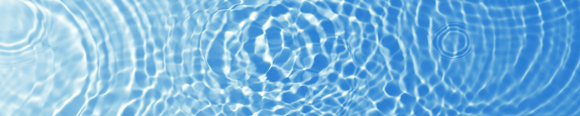 Klares sauberes Wasser in einem blauen Becken.