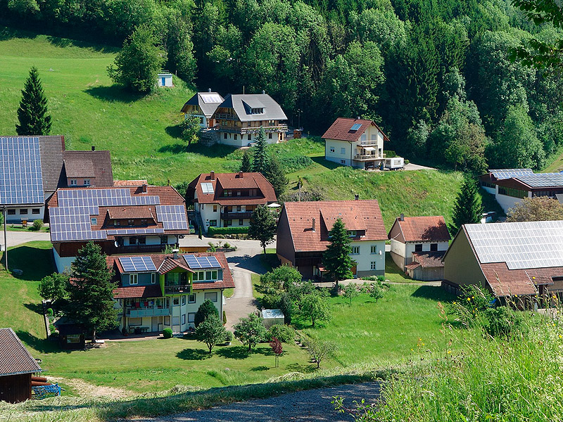 Dorf im Hang auf vielen Dächern befinden sich Solaranlagen
